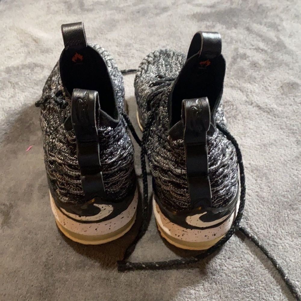 LEBRON Shoes - Picture 3 of 6